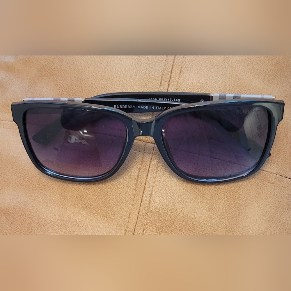 Burberry sunglasses. - Picture 2 of 6